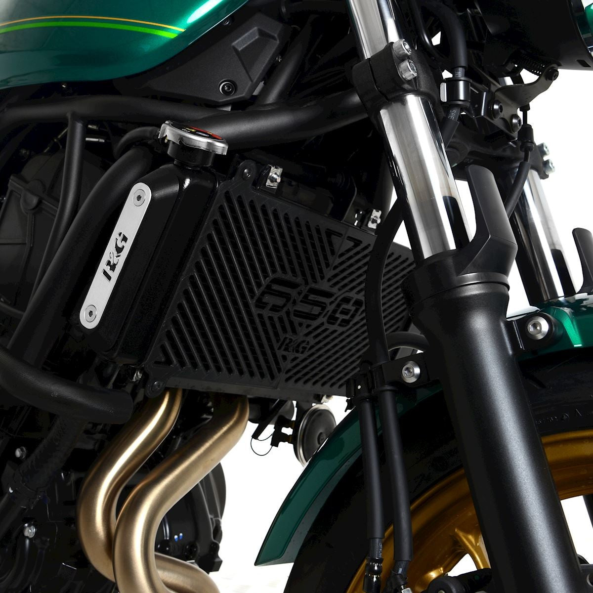 Branded Radiator Guard For Kawasaki Z650 S ‘26-, Z650 ’17-, Z650RS ’21- & Ninja 650 ’17-