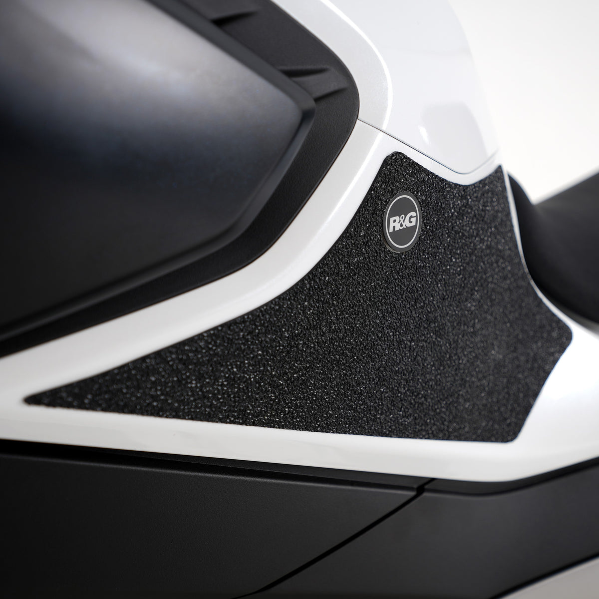 R&G Tank Traction Grips for CFMoto 800NK '23-