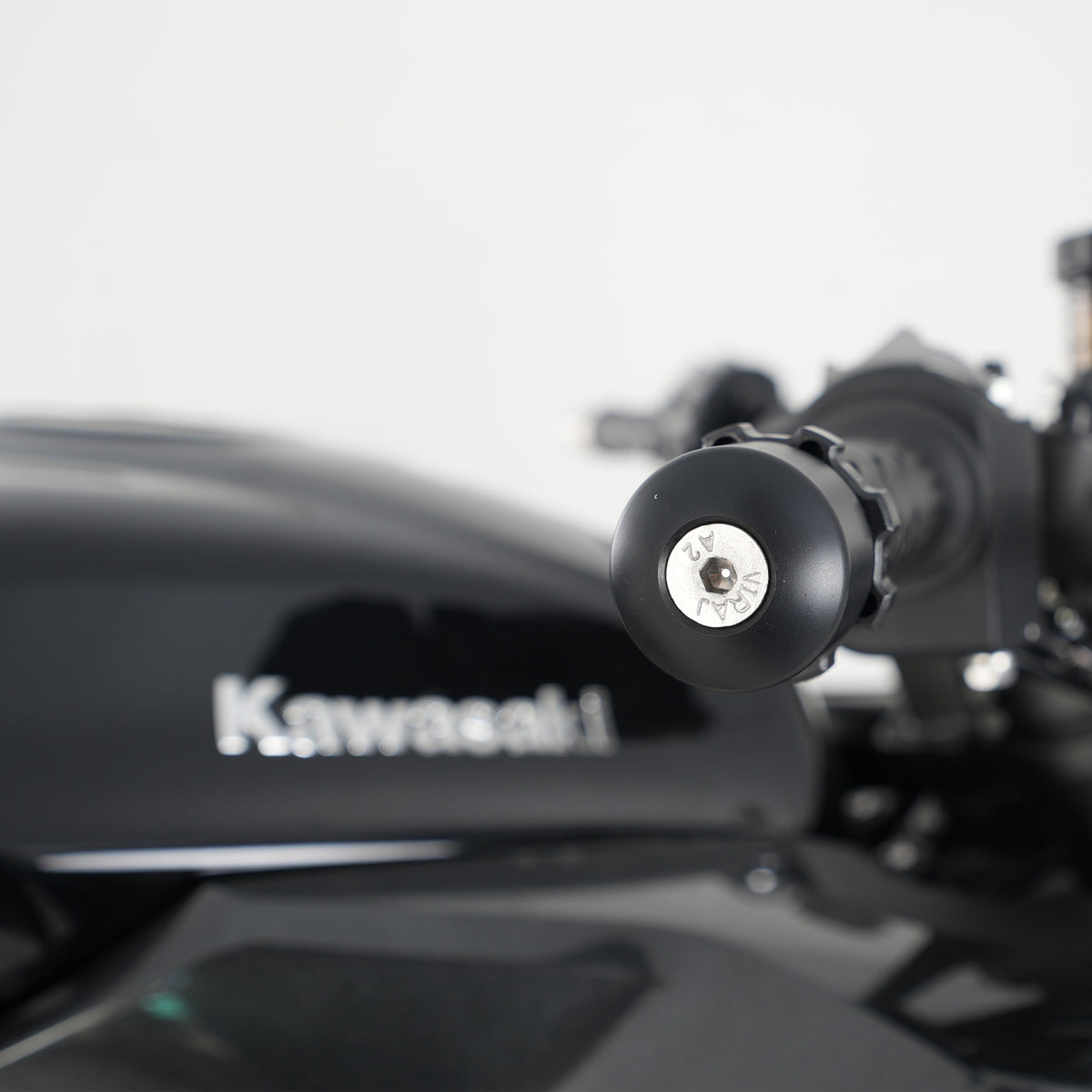 Kaoko Throttle Stabilizer for Kawasaki Z1000SX ('10- '24) & Ninja 1100SX (SE) '25- : models with parallel 37,8mm OD bar end weights.